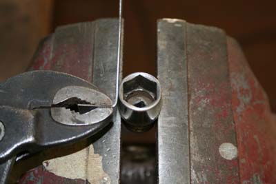 Eine Nuss in den Schraubstock